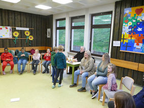 Symbolische Mantelteilung mit den Kommunionkindern (© Karl-Franz Thiede)